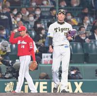 　４回、広島・西川に適時三塁打を浴びた阪神・藤浪。左は広島・大瀬良（撮影・高部洋祐）