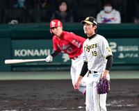 　４回、阪神・藤浪郎は広島・西川に適時三塁打を許す（撮影・山口登）