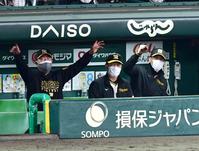 　延長１１回、広島・堂林が併殺に倒れ、ベンチの阪神・矢野監督（右）はガッツポーズ（撮影・山口登）