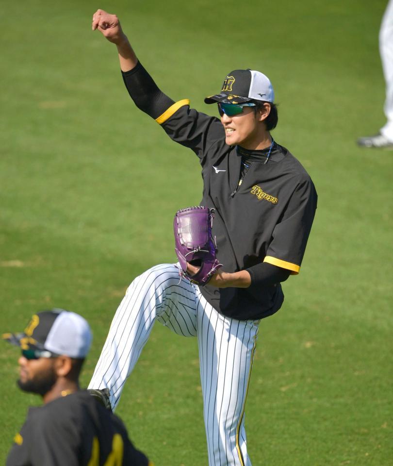 　明るい表情でキャッチボールする藤浪（撮影・神子素慎一）