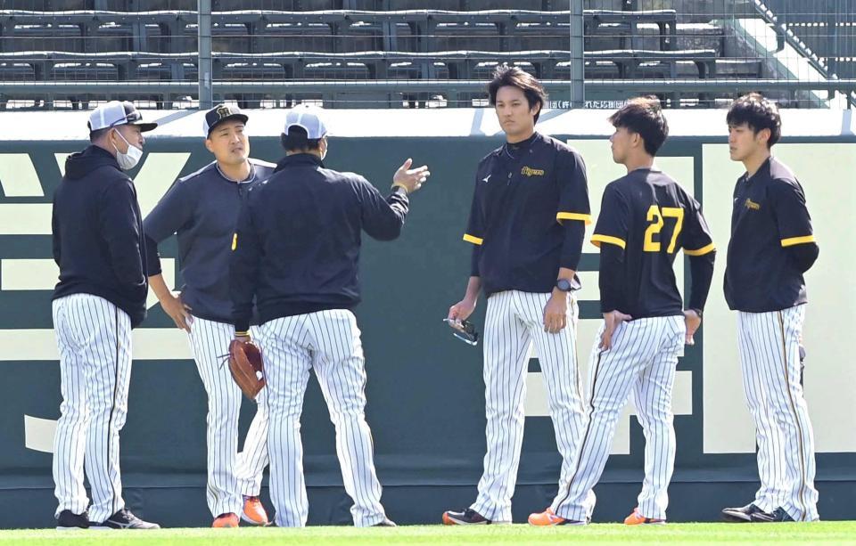 　コーチの話を聞く秋山（左）、藤浪（右から３人目）ら投手陣