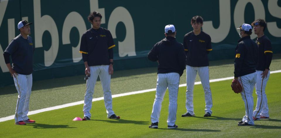 　井上一樹ヘッドコーチ（左から３人目）の話を聞く藤浪（同２人目）ら（撮影・神子素慎一）