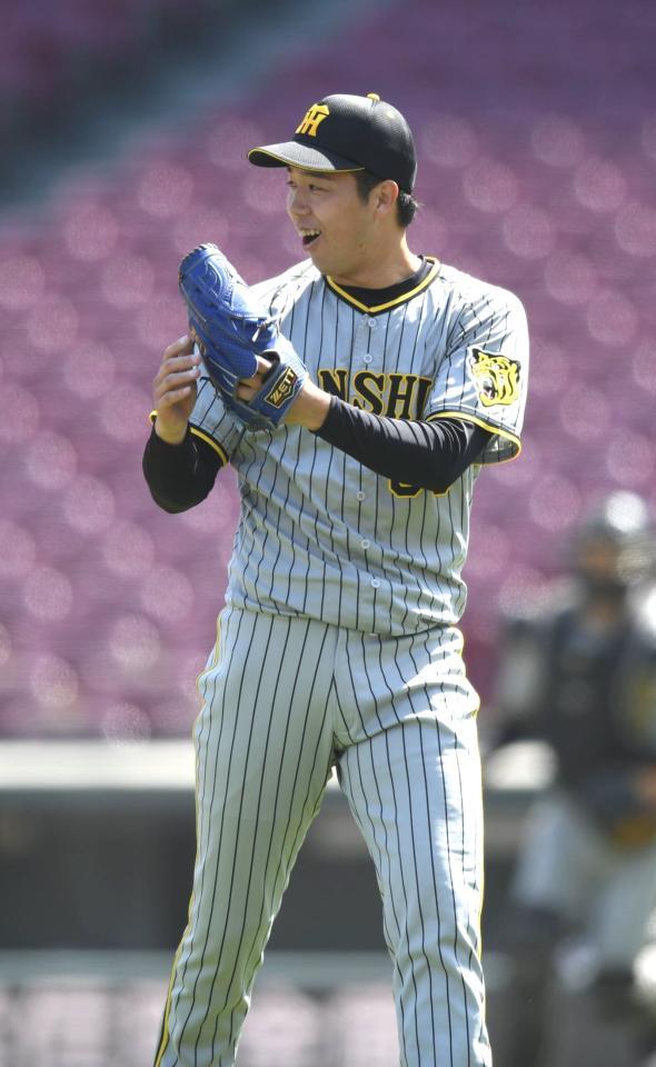 ４回、得点を許さず投げ終え、笑顔でベンチに戻る青柳（撮影・石井剣太郎）