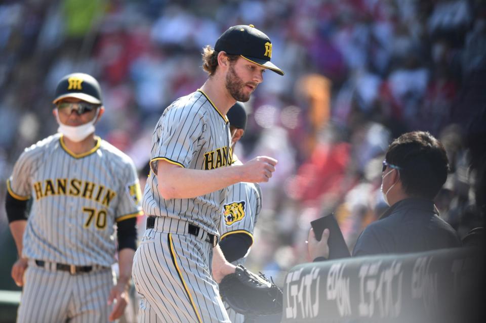 　７回、相手に得点を許さず投げ終え、ベンチでタッチをかわすケラー（中央）＝撮影・石井剣太郎