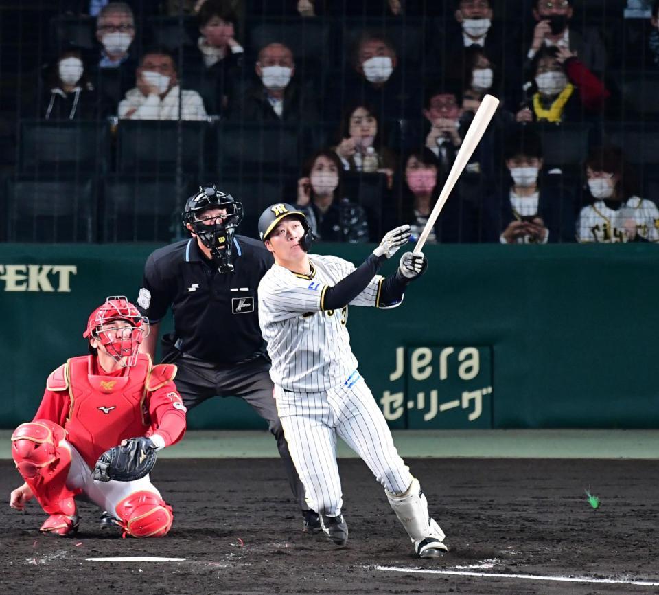 　４回、阪神・大山は左越えにソロを放つ（撮影・山口登）