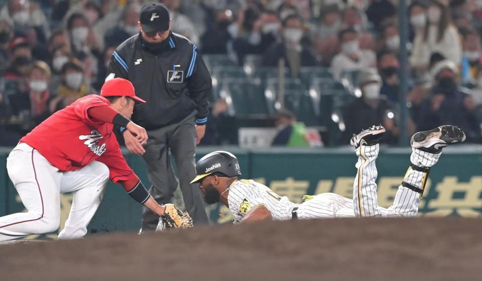  ６回、同点の適時二塁打を放ち、果敢に三塁を狙うもアウトになる阪神･ロハス（撮影・高部洋祐）