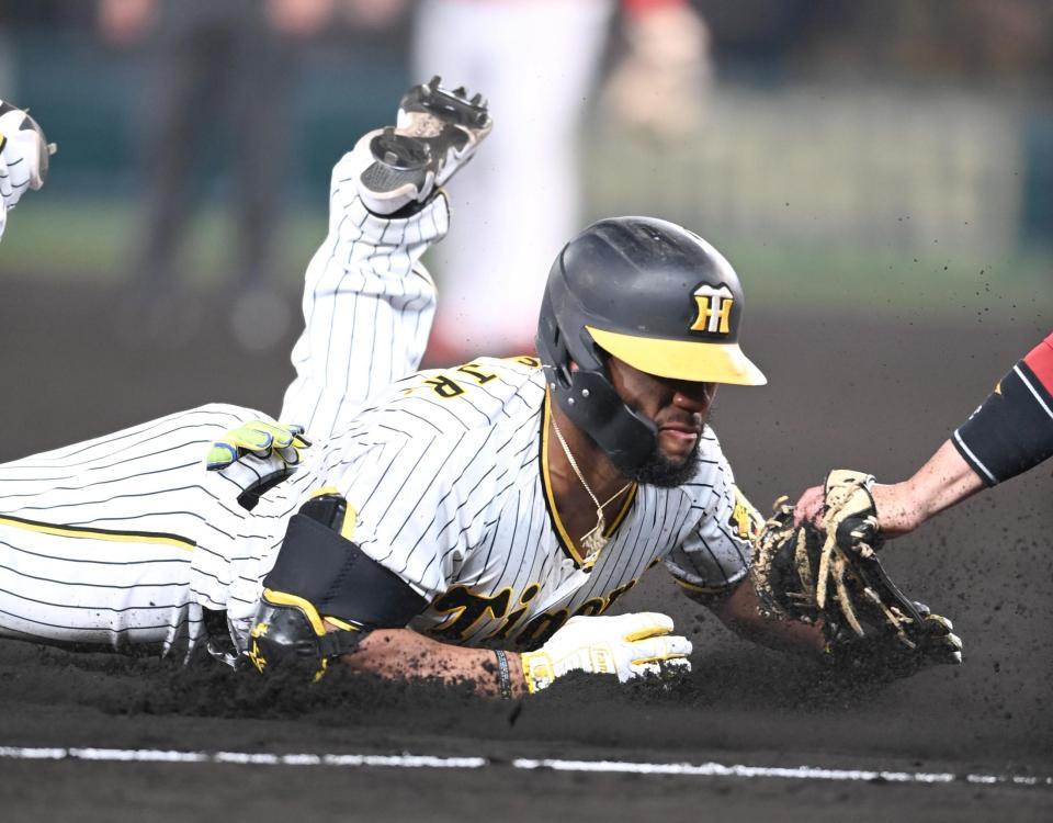  ６回、同点適時打を放ったロハスは三塁を狙うも憤死（撮影・田中太一）