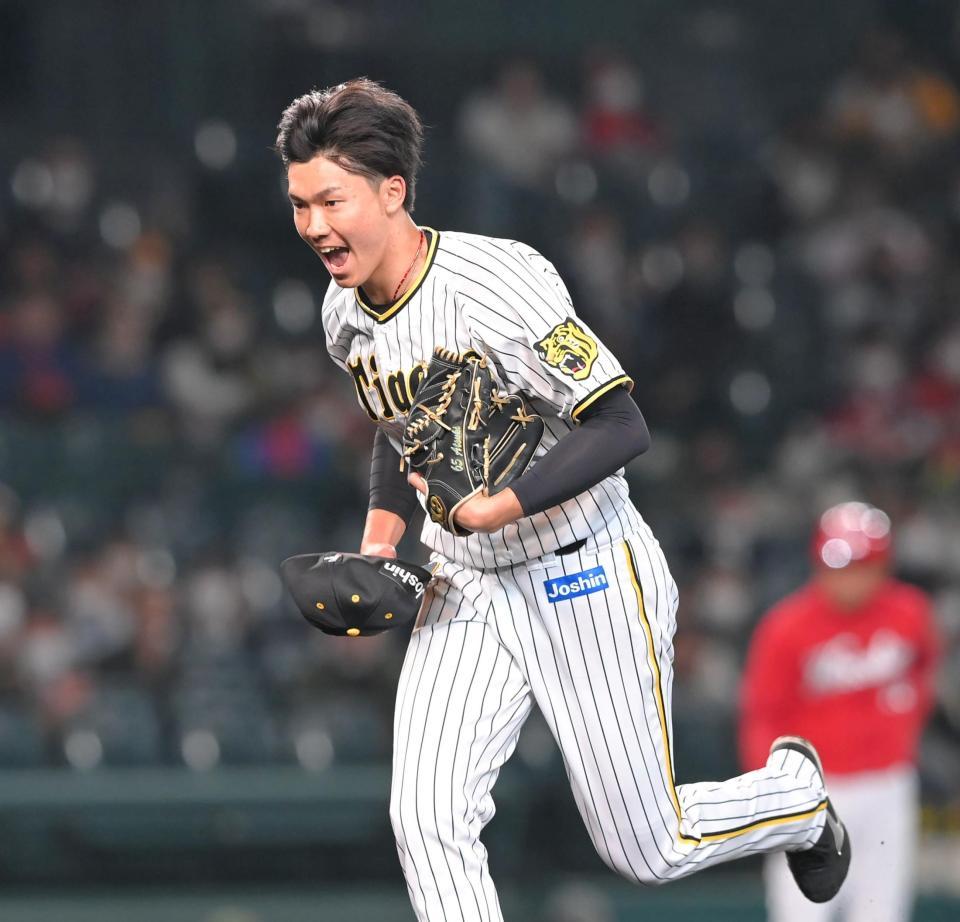 　延長11回を無失点で切り抜け、雄たけびを上げながらベンチに戻る阪神・湯浅（撮影・高部洋祐）