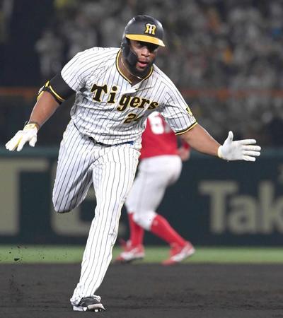 　６回、同点打を放ったロハスは二塁を回ったところで足がもつれる