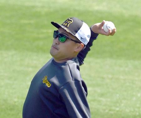 　キャッチボールする秋山（撮影・山口登）