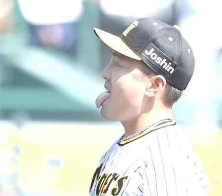 　１回、マウンドで舌を出す秋山（撮影・飯室逸平）