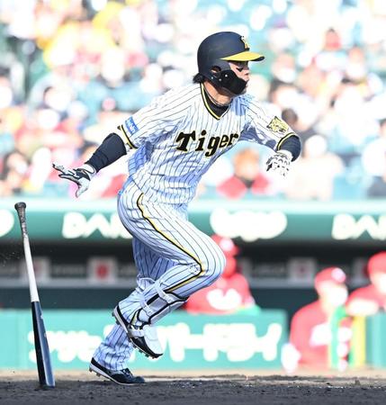 　５回、代打で中前打を放つ高山（撮影・飯室逸平）