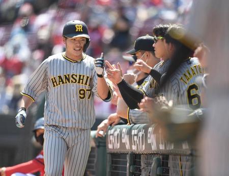 ４回、ホームランを放った小野寺（左）は笑顔でナインとタッチをかわす（撮影・石井剣太郎）