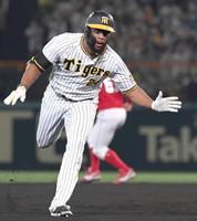 　６回、同点打を放ったロハスは二塁を回ったところで足がもつれる