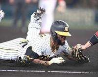 　三塁を狙うも憤死するロハス