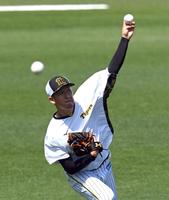 キャッチボールする岩貞（撮影・山口登）