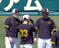 　矢野監督（左）は１軍に合流した高山（右）に声を掛ける（撮影・山口登）