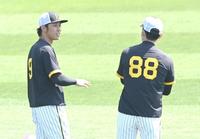 １軍に合流し、矢野監督（８８）と話す高山（撮影・飯室逸平）