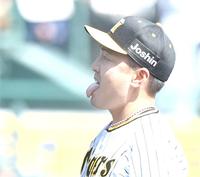 　１回、マウンドで舌を出す秋山（撮影・飯室逸平）