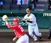 　５回、代打の高山は中前打を放つ（撮影・山口登）
