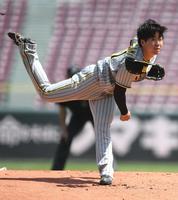 帽子を落としながらも力投する村上（撮影・石井剣太郎）