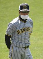 練習を見守る平田２軍監督（撮影・石井剣太郎）