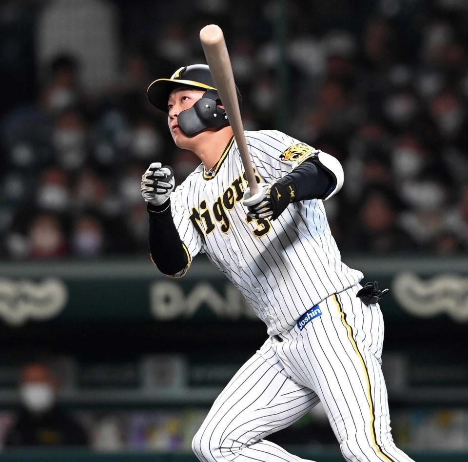 　４回、左越えに２号ソロを放つ大山（撮影・田中太一）