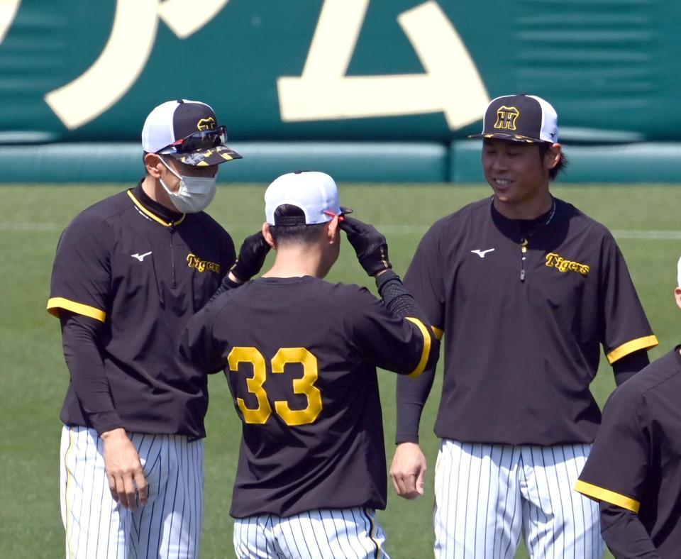 　矢野監督（左）は１軍に合流した高山（右）に声を掛ける（撮影・山口登）