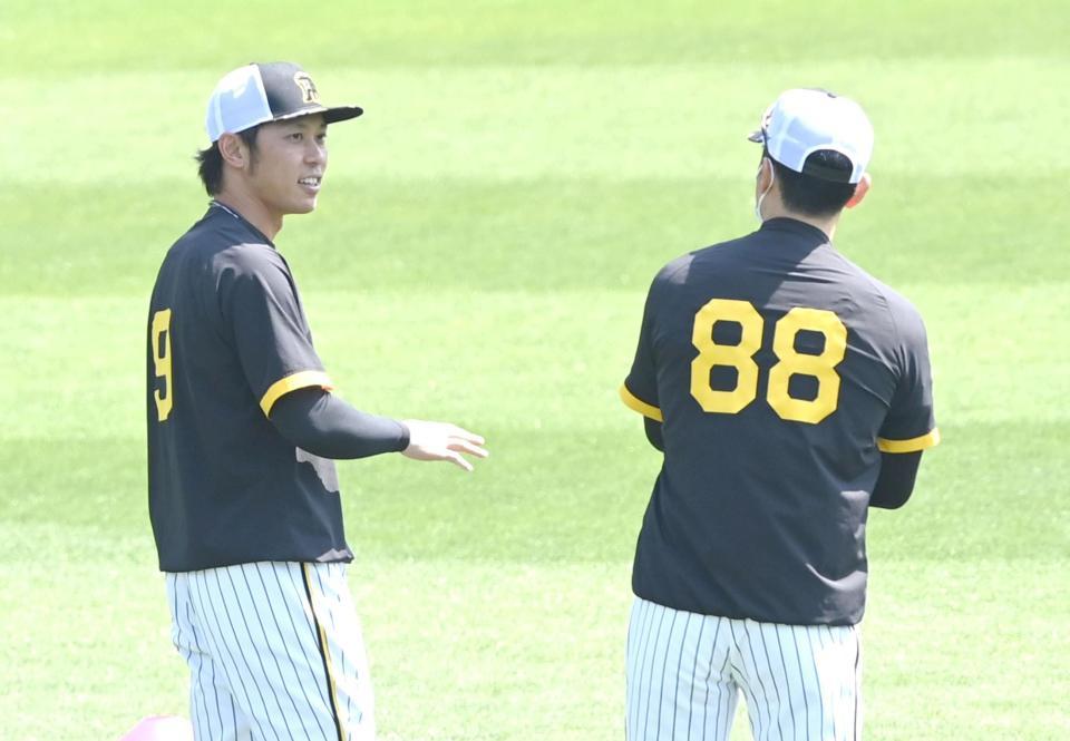 １軍に合流し、矢野監督（８８）と話す高山（撮影・飯室逸平）