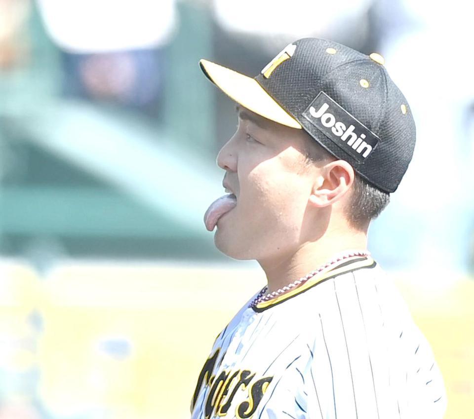 　１回、マウンドで舌を出す秋山（撮影・飯室逸平）