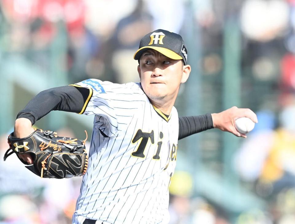 　４回から２番手で登板する岩貞（撮影・飯室逸平）