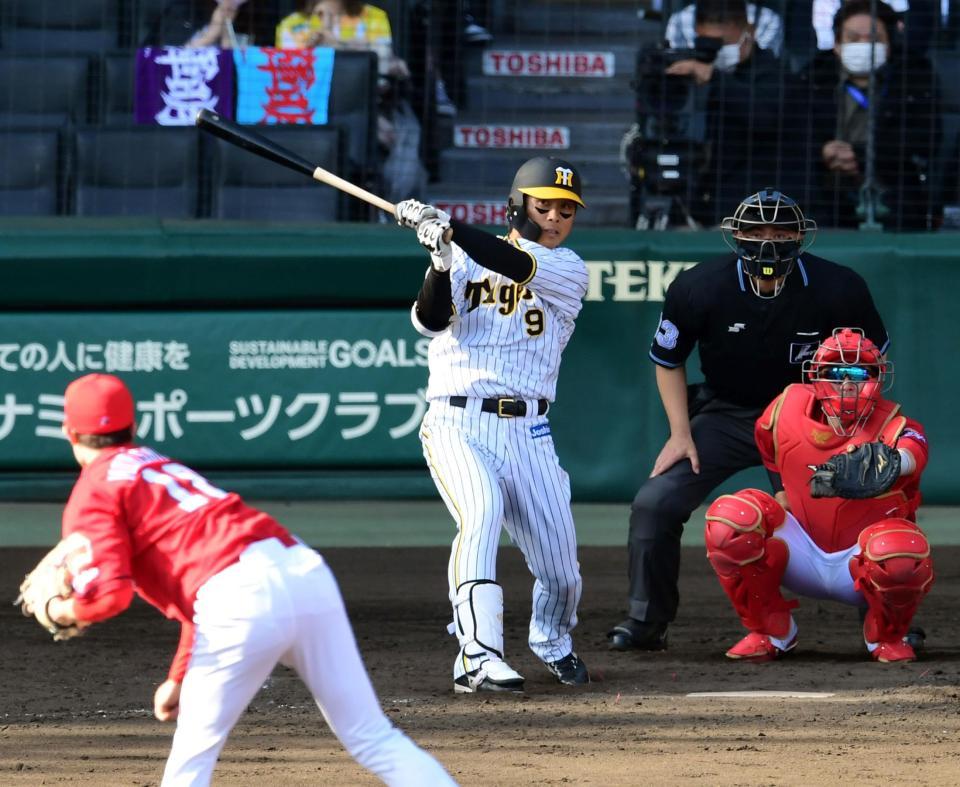 　５回、代打・高山は中前打を放つ（撮影・山口登）