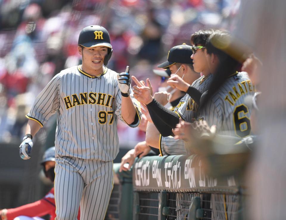 ４回、ホームランを放った小野寺（左）は笑顔でナインとタッチをかわす（撮影・石井剣太郎）