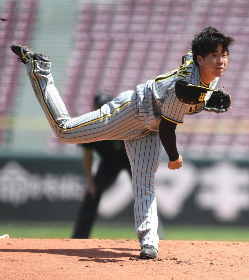 帽子を落としながらも力投する村上（撮影・石井剣太郎）