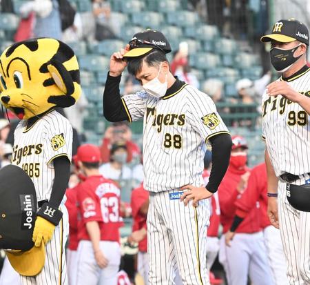 試合後、ファンにあいさつする矢野監督ら