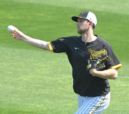 　試合前、キャッチボールするガンケル（撮影・高部洋祐）