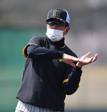 　選手を指導する平田２軍監督（撮影・石井剣太郎）