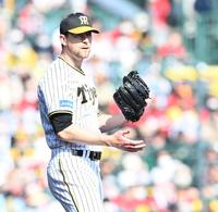 ６回、菊池涼を併殺に斬り、グラブを叩くガンケル（撮影・飯室逸平）