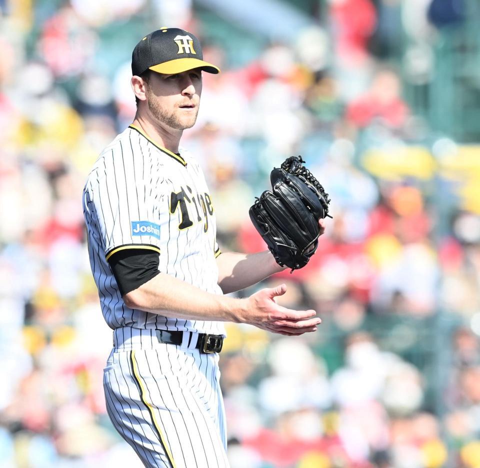 ６回、菊池涼を併殺に斬り、グラブを叩くガンケル（撮影・飯室逸平）