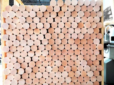 　丸棒に製材されたバット材（ヤナセ社提供）