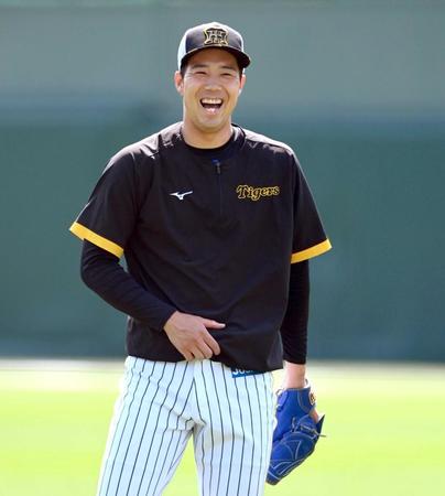 　練習中、笑顔を見せる青柳（撮影・山口登）