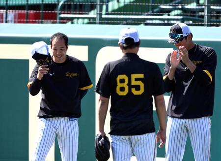 　１軍に合流した青柳（左）は帽子を取ってあいさつする（撮影・山口登）