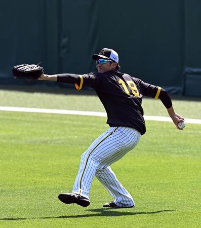 　キャッチボールする藤浪（撮影・山口登）