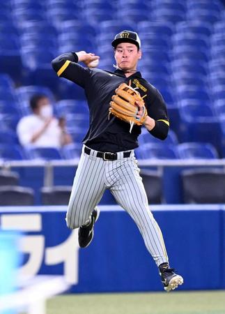 　三塁でノックを受ける阪神・佐藤輝（撮影・山口登）