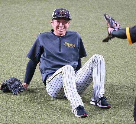 　試合前の練習で笑顔を見せる阪神・近本（撮影・飯室逸平）