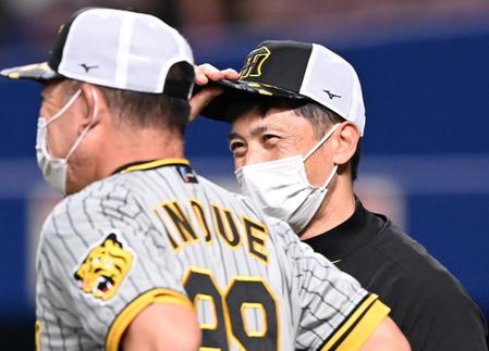 　阪神・井上コーチ（手前）と談笑する矢野監督（撮影・田中太一）