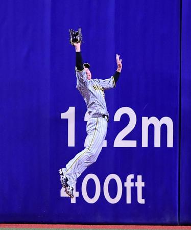 　３回、阪神・近本は中日・ビシエドの打球を好捕する（撮影・山口登）