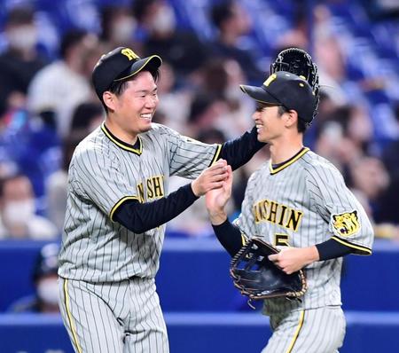 　３回、阪神・西勇（左）は好守を見せた近本を笑顔で迎える（撮影・山口登）