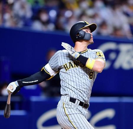 　６回、阪神・佐藤輝は右越えに先制ソロを放つ（撮影・山口登）