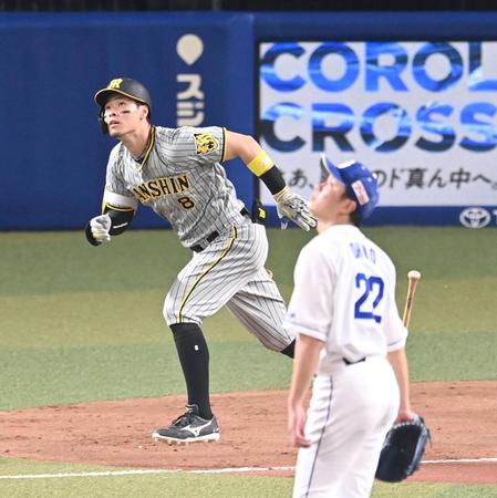 　６回、中日・大野雄から先制の３号ソロを放つ阪神・佐藤輝（撮影・飯室逸平）